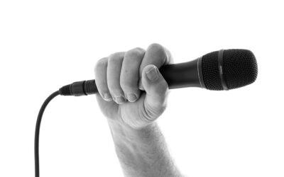 Cómo tu agarre colorea el sonido cuando usás un micrófono de mano