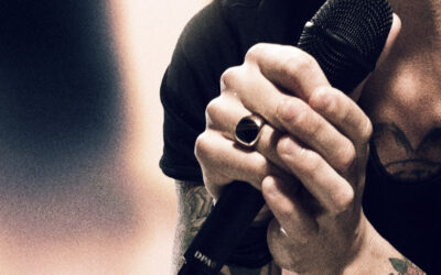 Cómo evitar el ruido de manipulación de micrófonos